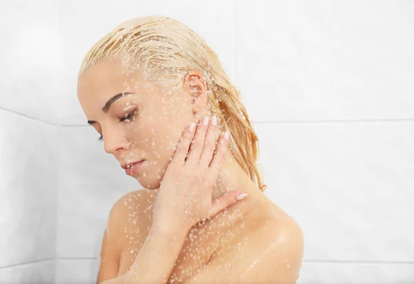 Bela jovem mulher lavando o corpo em um chuveiro — Fotografia de Stock