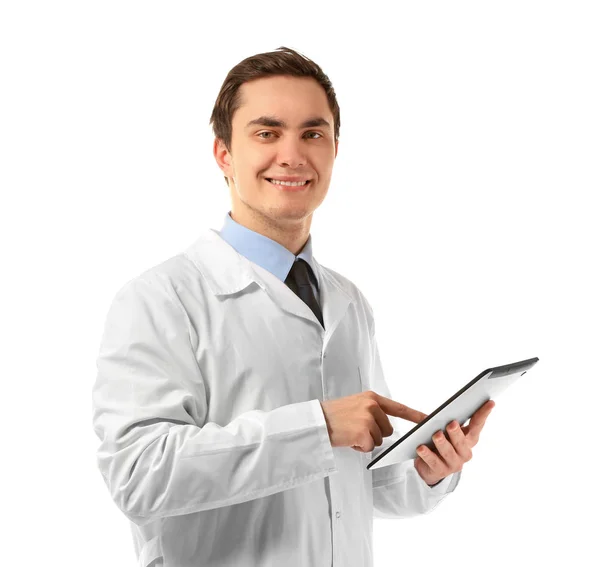 Jeune médecin masculin avec comprimé sur fond blanc — Photo