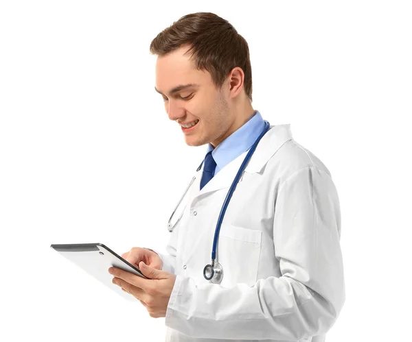 Jonge mannelijke arts met tablet op witte achtergrond — Stockfoto
