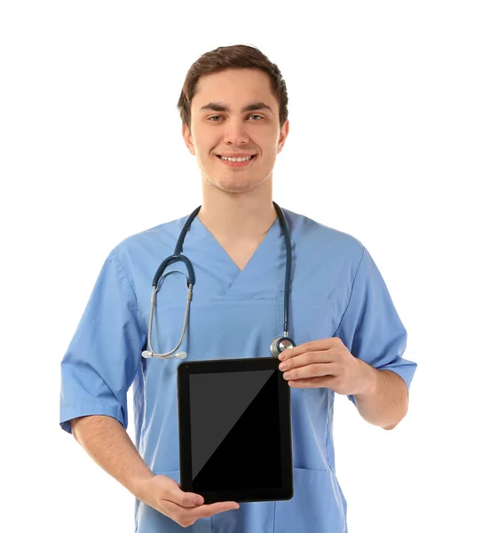 Médico varón joven con comprimido sobre fondo blanco — Foto de Stock