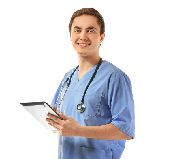 Jeune médecin masculin avec comprimé sur fond blanc — Photo