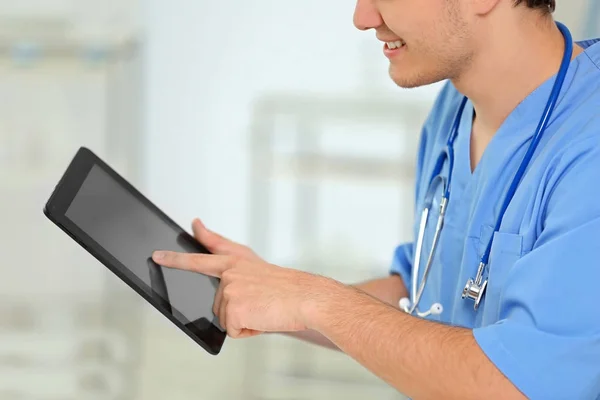 Junge Ärztin mit Tablet im Büro — Stockfoto