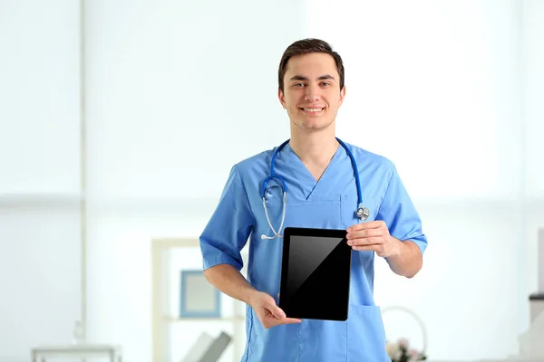 Junge Ärztin mit Tablet im Büro — Stockfoto