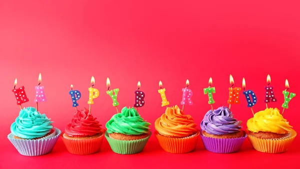 Lekker kleurrijk cupcakes met inscriptie — Stockfoto