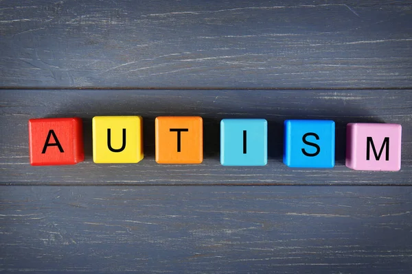 Houten kubussen met woord autisme — Stockfoto