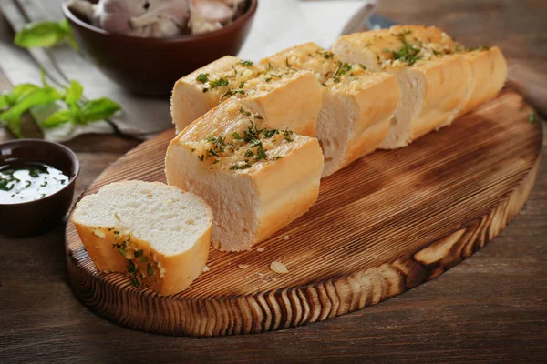 Sneetjes lekker brood met knoflook en kruiden — Stockfoto