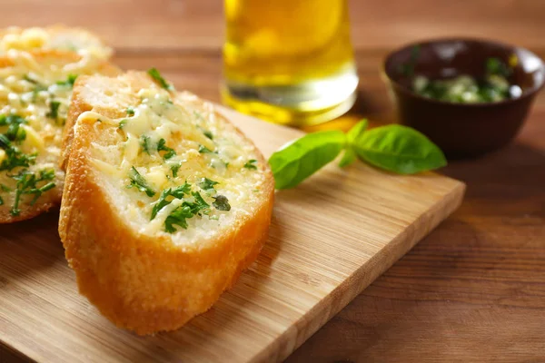 Pão saboroso com alho, queijo e ervas — Fotografia de Stock