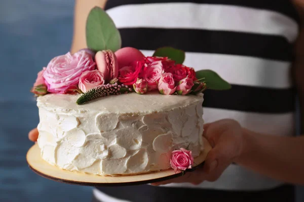 Kädet pitämällä herkullinen kermainen kakku — kuvapankkivalokuva