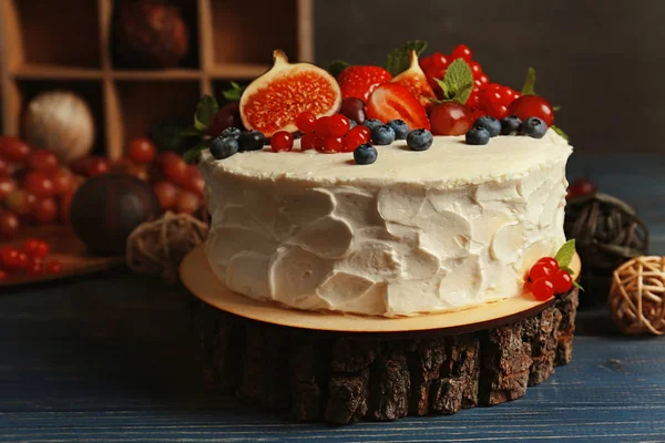 Vynikající krémová dort s ovocem — Stock fotografie