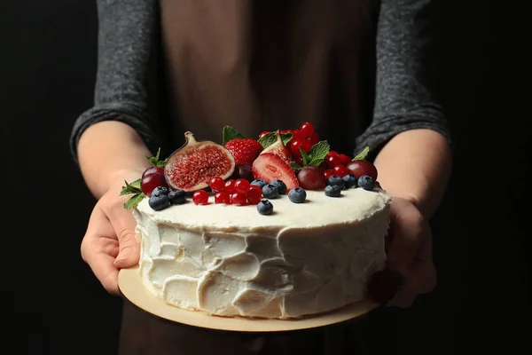 Lezzetli kremalı pasta holding eller — Stok fotoğraf