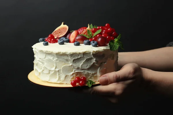 Руки держат вкусный сливочный торт — стоковое фото