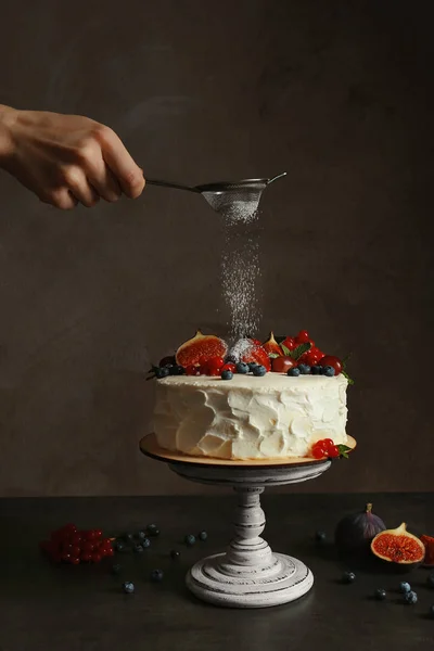 Bäcker Hand dekoriert cremigen Kuchen — Stockfoto