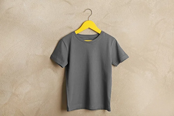 Tomma grå t-shirt — Stockfoto