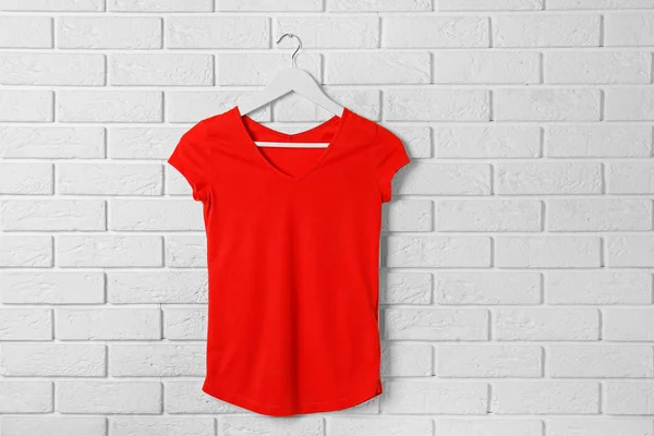 Camiseta roja en blanco —  Fotos de Stock