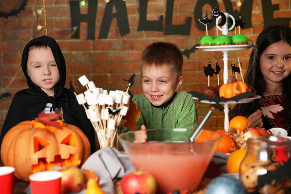Niedliche Kinder auf Halloween-Party — Stockfoto