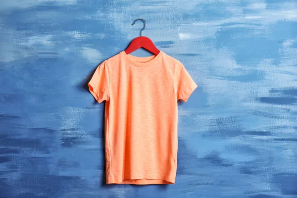 Lege oranje t-shirt — Stockfoto