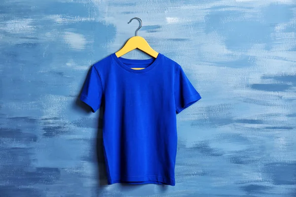 Boş mavi t-shirt — Stok fotoğraf