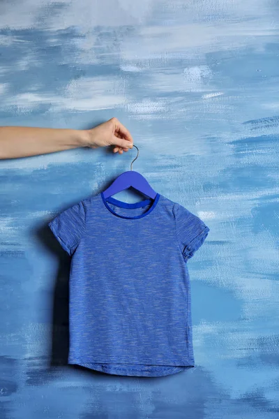 Mano che tiene vuoto blu t-shirt — Foto Stock