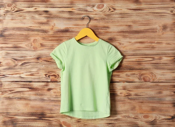 Camiseta verde en blanco —  Fotos de Stock