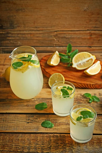 Стаканы освежающего лимонада на столе — стоковое фото