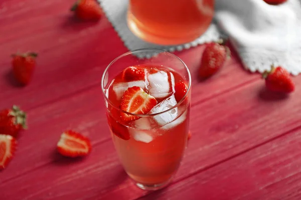 Sklenice osvěžující nápoj jahody — Stock fotografie
