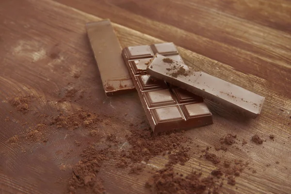 Trozos de chocolate rotos y cacao en polvo —  Fotos de Stock