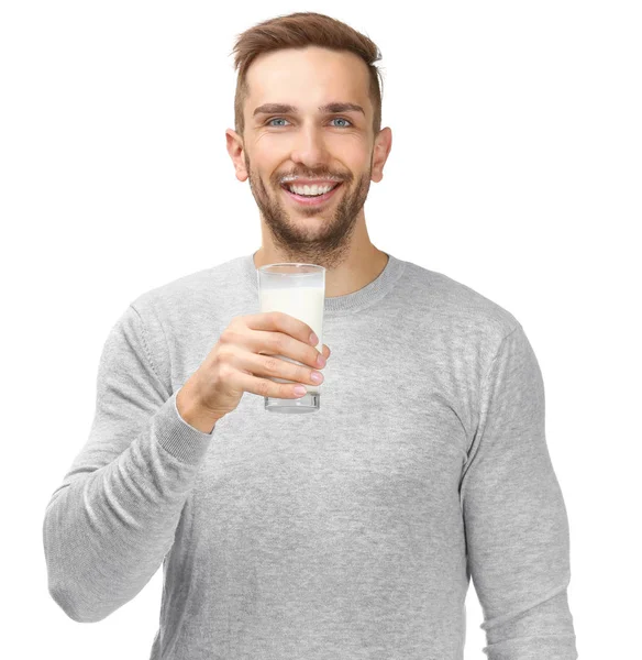 Jeune homme avec un verre de lait frais sur fond blanc — Photo