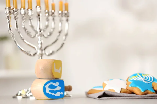 Bella composizione per Hanukkah su tavolo grigio contro sfondo sfocato — Foto Stock