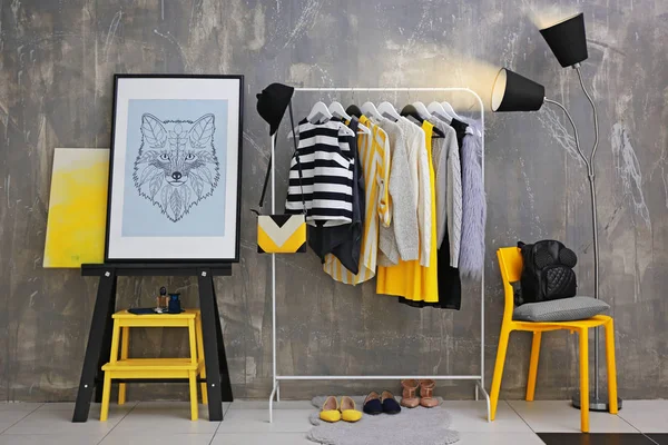 Ropa de moda colgando en el estante en el vestidor moderno — Foto de Stock