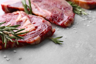 Çiğ biftek baharatlar ile 