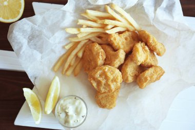 Lezzetli tavuk nuggets kızartması ile