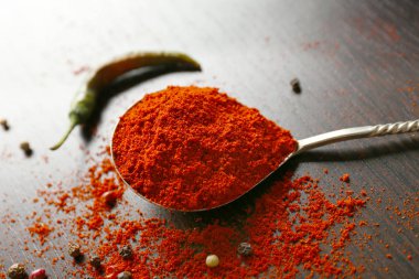 Kaşığı kırmızı biber tozu ile