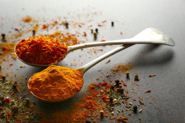 metal kaşık içinde baharatlar 