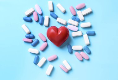 Kırmızı kalp hapları ile 
