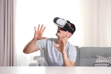 Sanal gerçeklik gözlüğü takan genç adam.