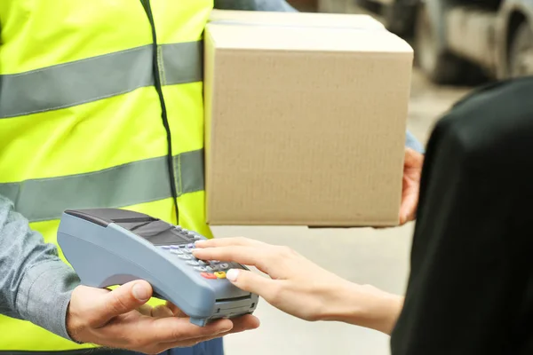 Postman giving packages to woman — Stock Photo, Image