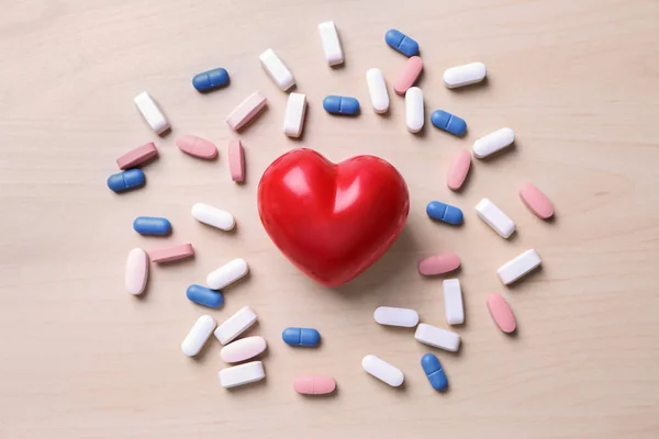 Red heart with pills — Stock Photo, Image