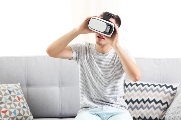 Joven con gafas de realidad virtual — Foto de Stock