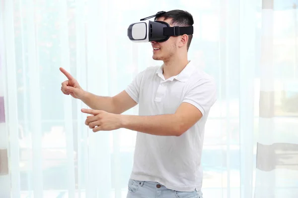 Młody człowiek w okularach wirtualnej rzeczywistości — Zdjęcie stockowe
