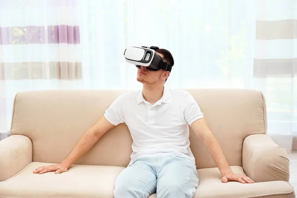 Joven con gafas de realidad virtual — Foto de Stock