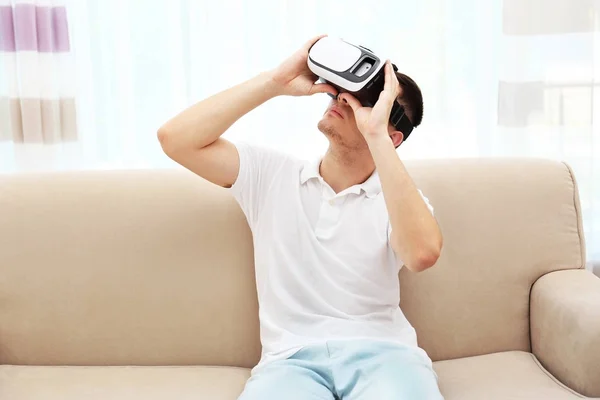 Молодий чоловік в окулярах віртуальної реальності — стокове фото