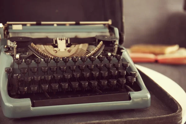 Vintage typemachine in geval — Stockfoto