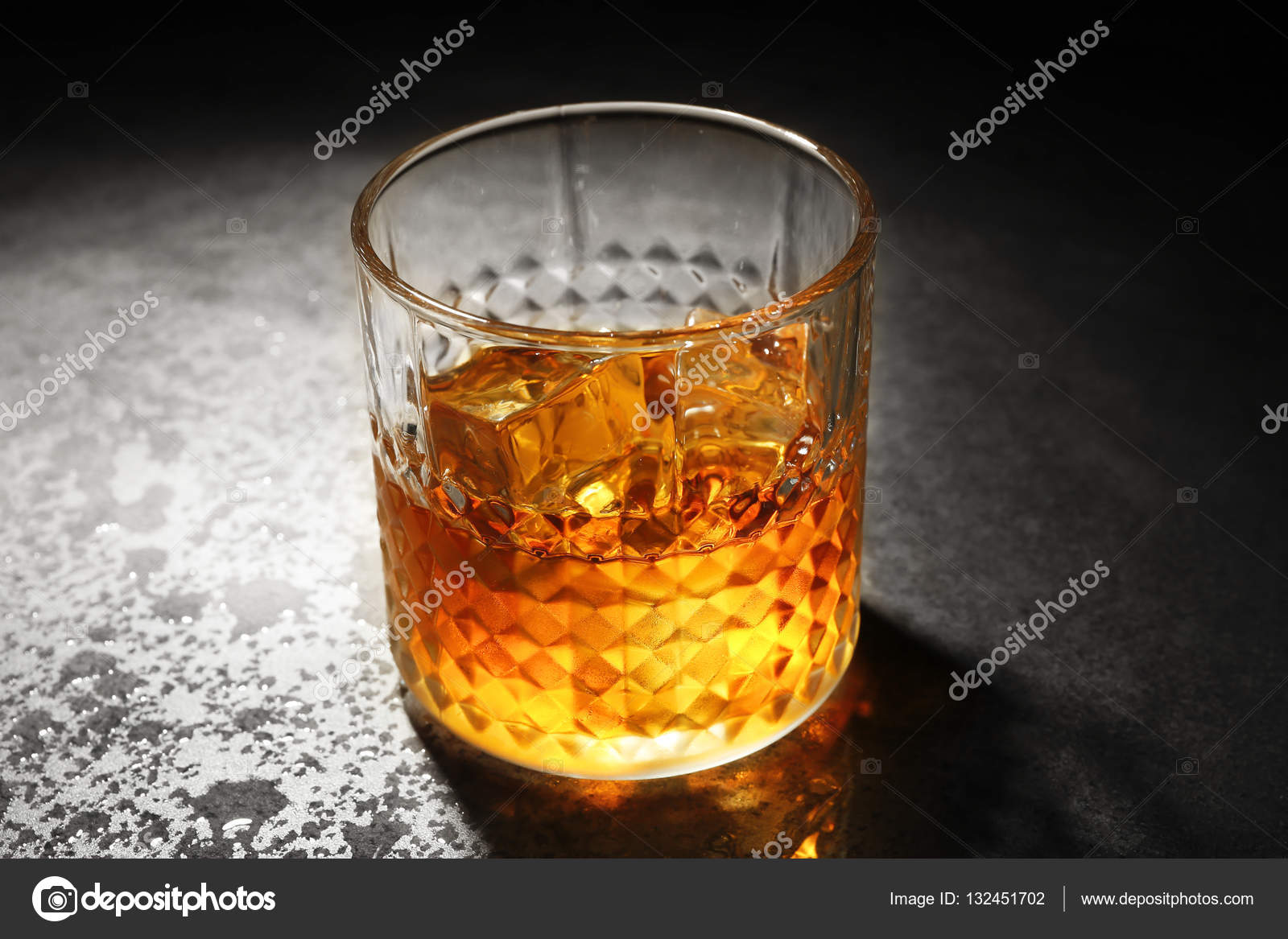 whisky på gråt tekstureret bord — Stock-foto © belchonock #132451702