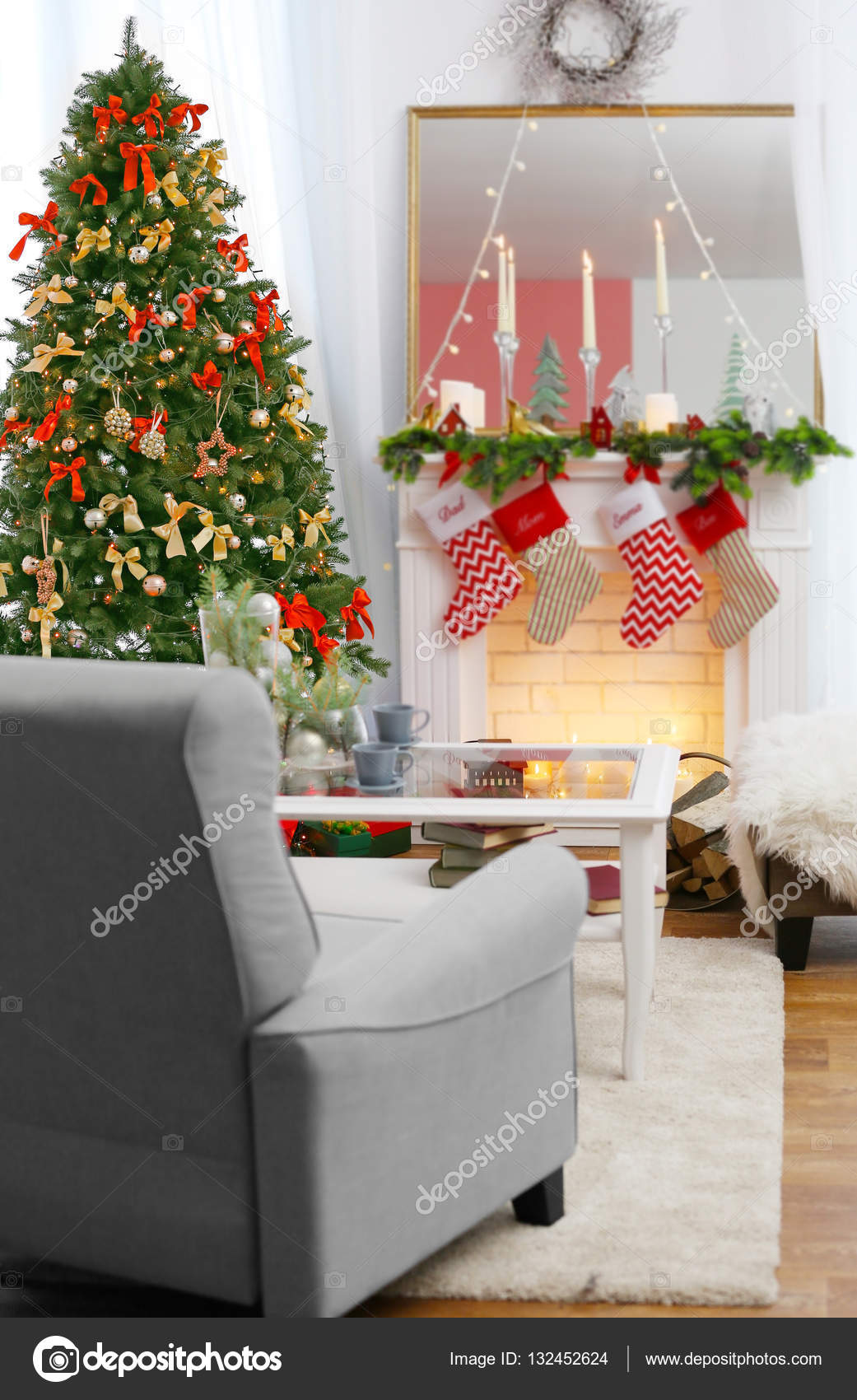 julklapp till äldre par äldre par öppna julklapp som vardagsrummet stockfotografi 