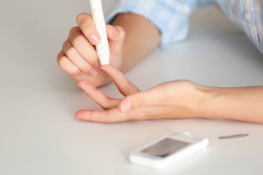 lancelet parmağına kullanarak