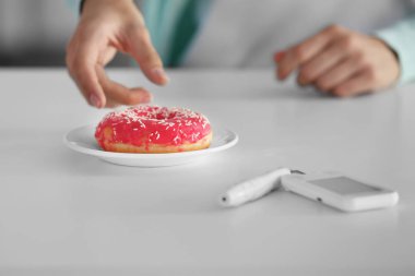 Lezzetli donut yiyecek şeker hastalığı olan kadın