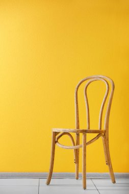 Duvar arka plan üzerinde şık sandalye