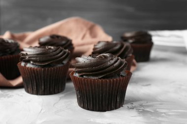 Lezzetli kekler masada.