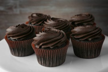 lezzetli kek plaka üzerinde