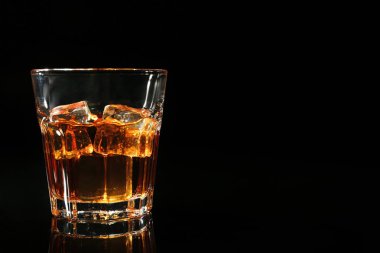 Bir bardak buzlu viski.